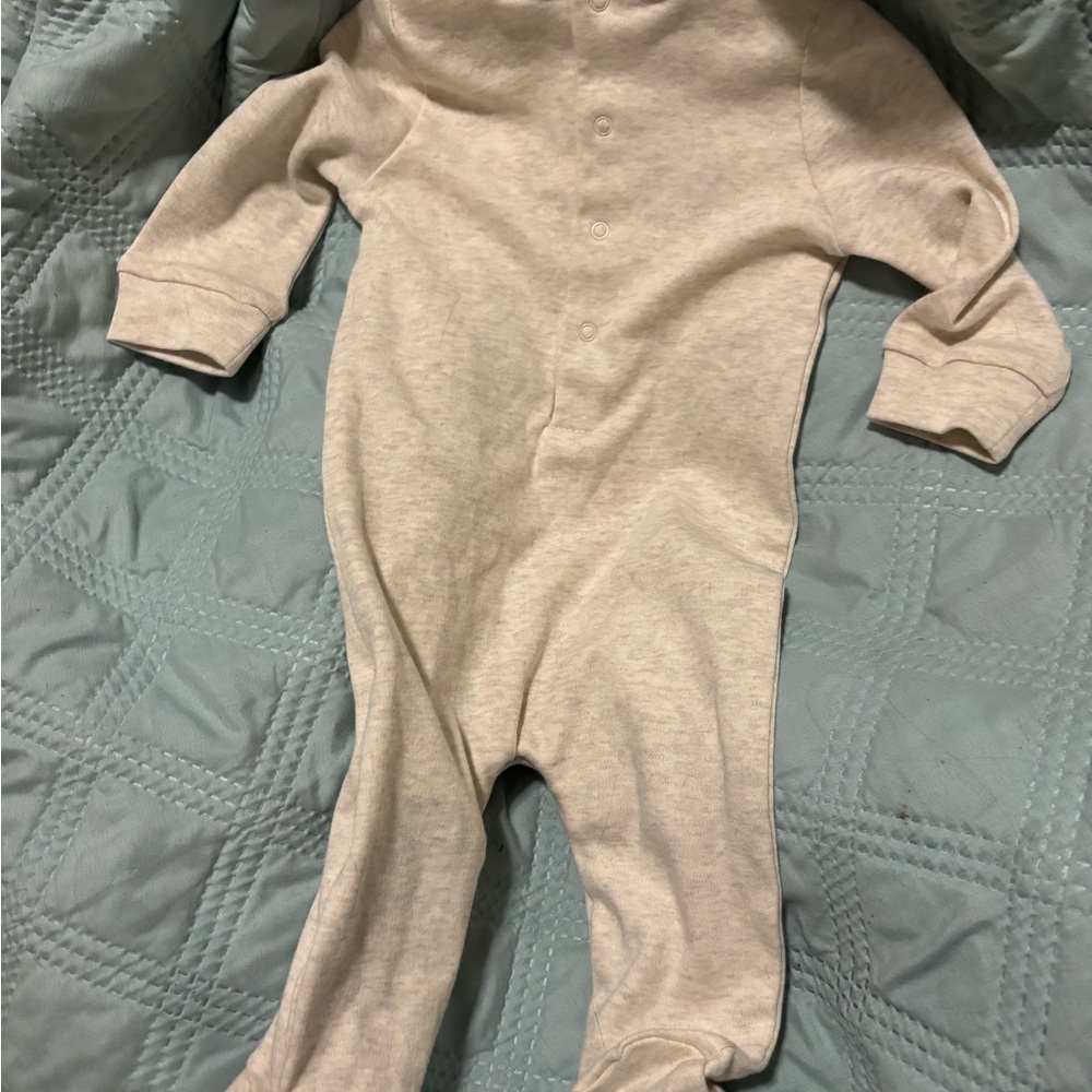 GUESS Kids Gray/Beige One Piece Sleeper with Bear Design (0-3 Months) NWT - Picture 2 of 7